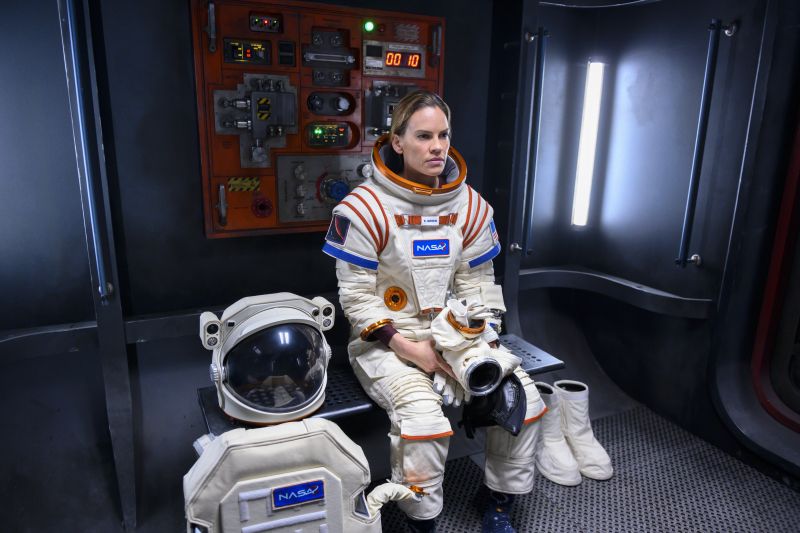 Rozłąka: Hilary Swank o pracy nad serialem science fiction [WYWIAD VIDEO]