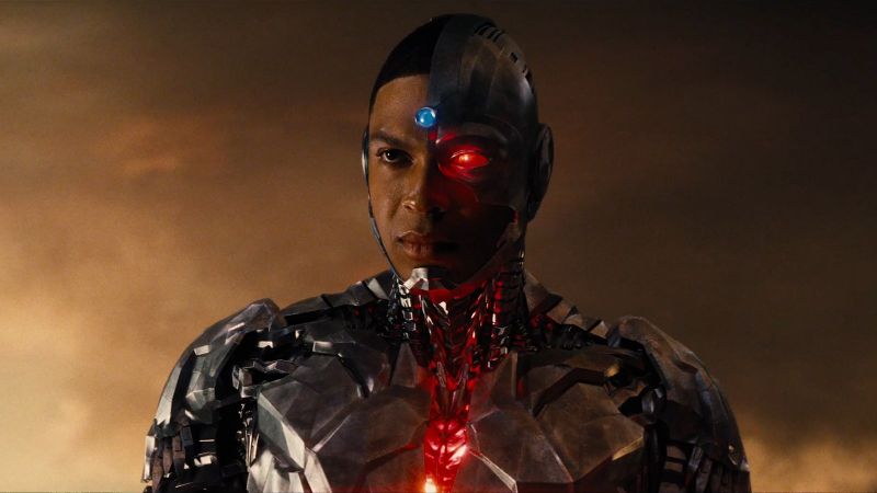 Cyborg – solowy film o przygodach Victora Stone’a był zapowiedziany na kwiecień 2020 roku...w roku 2014, gdy po raz pierwszy zaprezentowano listę nadchodzących produkcji wchodzących w skład DC Extended Universe. Plany te jak wiemy, uległy mocnym zmianom, a Ray Fisher miał się nigdy nie doczekać powrotu do roli Cyborga. Zapowiedziane na 2021 rok widowisko Zack Snyder’s Justice League może jednak sporo namieszać w tych skasowanych planach. Reżyser wielokrotnie w rozmowach z fanami podkreślał, że podczas prac nad Ligą Sprawiedliwości, nakręcił ekwiwalent materiału z Cyborgiem, który wystarczyłby na cały osobny film. Aktor pytany o idealnego twórcę do ewentualnego przejęcia stołka reżyserskiego Cyborga, wskazywał tylko jednego kandydata – Zacka Snydera. Obaj panowie zdecydowanie lubią się i mają do siebie wiele szacunku, wystarczyłoby więc tylko zielone światło studia, a potencjalny film lub serial o cybernetycznym członku Justice League, powstałby bez trudu.