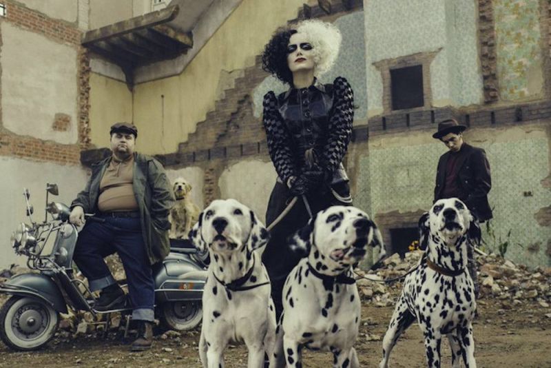 Cruella - bohaterki filmu na nowych zdjęciach z produkcji