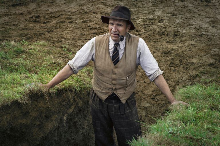 Wykopaliska - Ralph Fiennes na pierwszych zdjęciach z filmu Netflixa