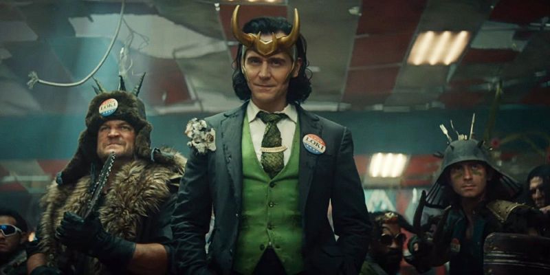 Ostatnia scena zwiastuna ubiorem antybohatera i jej wydźwiękiem nawiązuje do komiksowej serii „Vote Loki”, pokazującej tytułowego bohatera, który w 2016 roku ubiegał się o urząd prezydenta USA – w trakcie kampanii wykorzystał on przeraźliwie dużą liczbę kłamstw. Być może antybohater w serialu także będzie próbował sięgnąć po władzę polityczną; w dodatku najprawdopodobniej dojdzie do tego w alternatywnym świecie, w którym Nowy Jork został zniszczony (ten fakt zdają się potwierdzać stroje pomocników Lokiego). 