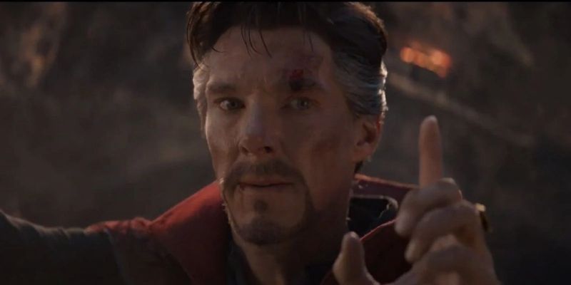 Doktor Strange przypomina Iron Manowi palcem o jednym wariancie rzeczywistości, w którym Avengers zwyciężyli („Avengers: Koniec gry” – scenę wymyślił Benedict Cumberbatch)