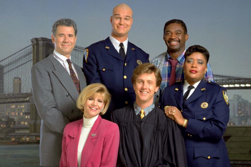 Night Court powraca: John Larroquette na pokładzie! Główną bohaterką będzie córka Harry'ego Stone'a