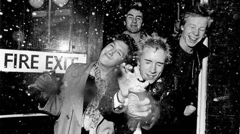 Pistol - pierwsze zdjęcia z serialu o Sex Pistols od twórcy Slumdoga