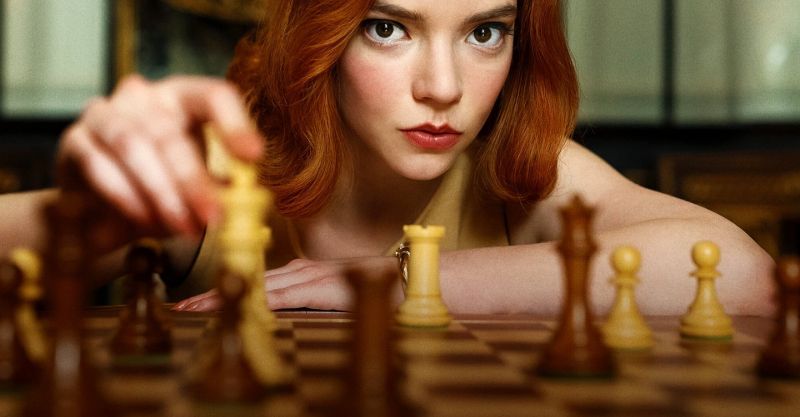 24. Gambit królowej; 6 godzin i 33 minuty; tyle co rozegranie 13 partii szachów online, zakładając, że każda z nich będzie trwała średnio 30 minut
