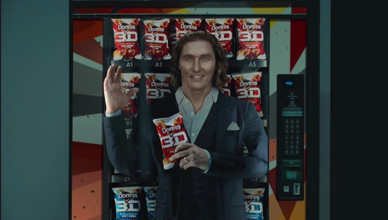 Super Bowl 2021 - Matthew McConaughey jako "Flat Matthew" i David Fincher za kamerą reklamy piwa