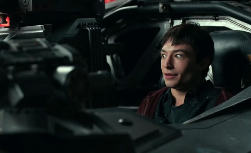 Scenę z Flashem uradowanym z faktu znajdowania się w tajnym pomieszczeniu Batmana. Zasiada także podekscytowany w Batmobilu. 