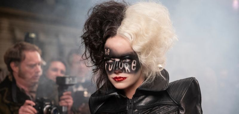 Cruella - Emma Stone w wyjątkowych kostiumach na nowych zdjęciach z filmu