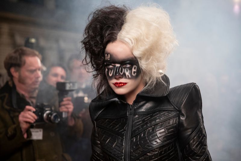 Cruella - Emma Stone jako antagonistka Disneya na okładkach promujących film