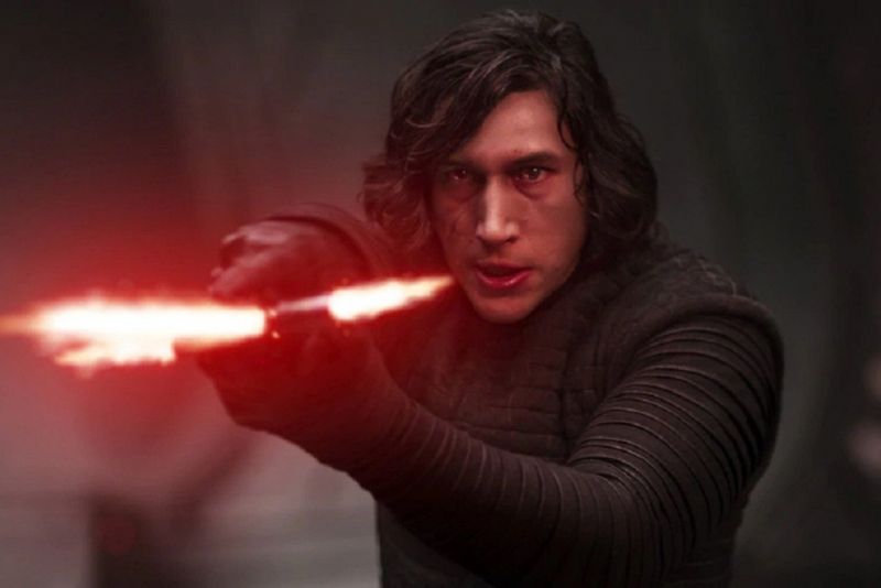 37. Kylo Ren - wnuk Dartha Vadera niewątpliwie jest silny Mocą, a do tego jak Najwyższy Dowódca następców Imperium miał środki, które jedynie zwiększały jego siłę.