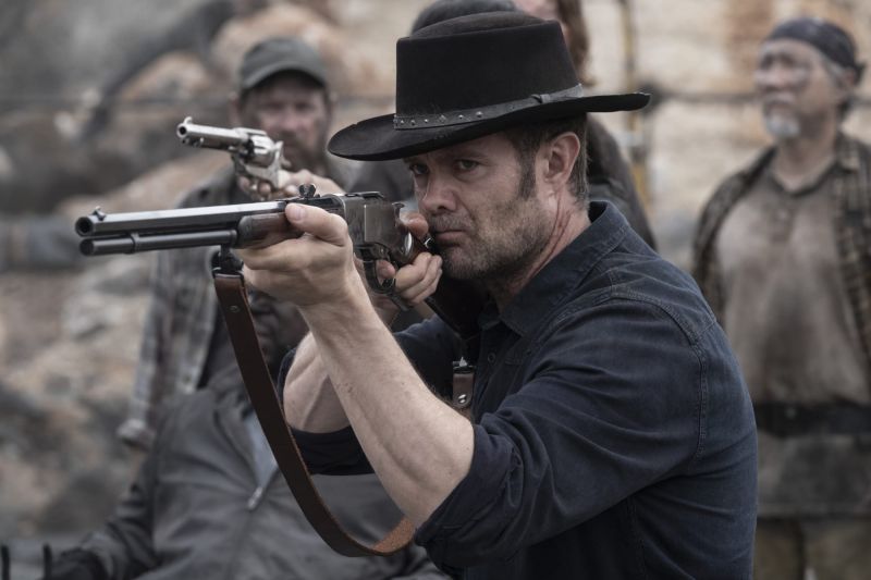 Fear the Walking Dead - Garret Dillahunt opuścił serial w 6. sezonie. O odejściu rozmawiał z twórcami już we wcześniejszej serii, dlatego mogli przygotować dla jego postaci odpowiednie pożegnanie. John Dorie (jak ta ryba tylko pisząc przez „ie”) zginął w dramatycznych i szokujących okolicznościach, zmieniając się ostatecznie w zombie. 