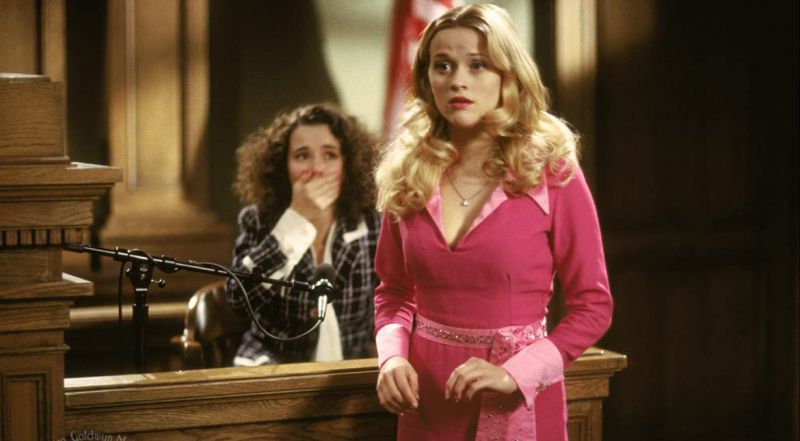 Elle Woods w wyjątkowo stonowanym jak na siebie stroju. 