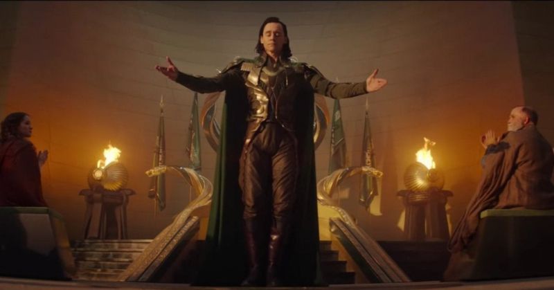 Zwróćmy uwagę, że w całym serialu nie pojawiło się ujęcie, które zobaczyliśmy w trakcie kampanii promocyjnej, a które przedstawia „króla Lokiego”, zasiadającego najprawdopodobniej na tronie Asgardu. 