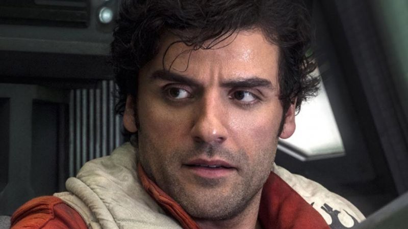 Oscar Isaac, który wcielił się w Poe’go Damerona, wyjawił, iż planowo jego postać miała zginąć już podczas misji na Jakku, czyli podczas sekwencji otwierającej produkcję Gwiezdne wojny: Przebudzenie. Aktor poprosił jednak JJ Abramsa o większą rolę z prostej przyczyny – w czterech ostatnich filmach portretowani przez niego bohaterowie ginęli na początku produkcji. 