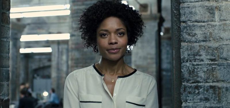 Natomiast główną dziewczyną Bonda w Skyfall była Eve Moneypenny grana przez Naomie Harris. Panna Moneypenny jest sekretarką M. i to był pierwszy film, kiedy nadano tej postaci większe znaczenie.