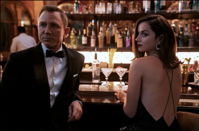 Nie czas umierać: Można też założyć elegancki garnitur z muszką, sączyć Vesper martini i przedstawiać się Bond, James Bond. Dla partnerki agenta 007 polecamy wcielenie agentki Palomy w długiej sukni bez pleców z Waltherem PPK w jednej dłoni i stożkowym kieliszkiem w drugiej.
