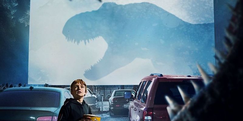 Jurassic World: Dominion - plakat, zdjęcie i świetny prolog. T-Rex je ludzi w kinie!