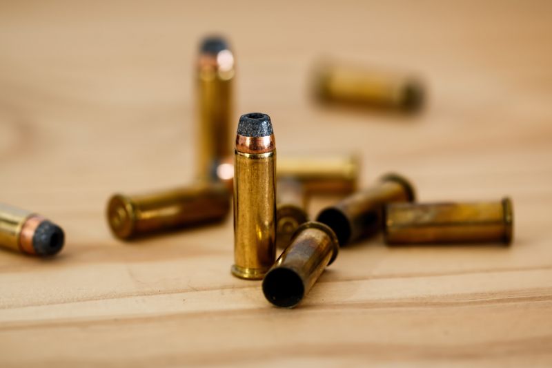 Wypadek na planie Rust: 200 hollywoodzkich operatorów apeluje o zakaz używania funkcjonalnej broni palnej na planie