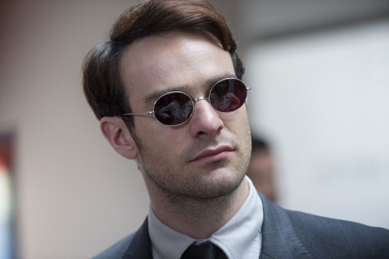 Prawnikiem, który decyduje się bronić Petera, jest Matt Murdock, którego – podobnie jak w serialu „Daredevil” – portretuje Charlie Cox. Wciąż nie jest jasne, czy superbohaterskie produkcje Netfliksa są pełnoprawną częścią MCU. Decydenci wyjawili, że odpowiedź na to pytanie przyniesie finałowy odcinek serialu „Hawkeye”, w której to produkcji pojawiały się już nawiązania do Kingpina (Vincent D’Onofrio). 