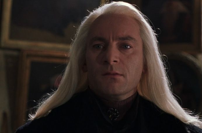 Jason Isaacs początkowo ubiegał się o rolę Gilderoya Lockharta. W rzeczywistości wcale nie chciał grać Lucjusza Malfoya, ponieważ w podobnym okresie miał wcielać się w Kapitana Haka i nie chciał grać dwóch złoczyńców w filmach dla dzieci. Na prośbę reżysera przeczytał jednak kwestie Lucjusza. Ze względu na swoją niechęć zrobił to z zaciśniętymi zębami, co oczywiście okazało się dokładnie tym, czego oczekiwali przesłuchujący od tej postaci.