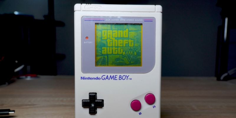 GTA V odpalone na konsoli Game Boy za pomocą kartridża WiFi