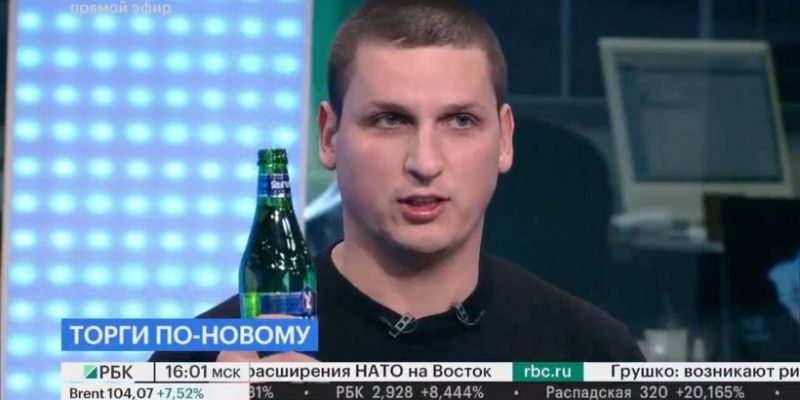 Rosja: analityk giełdowy wzniósł na wizji toast za 'śmierć' rosyjskiej giełdy [VIDEO]