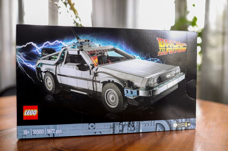 Składamy DeLoreana z Powrotu do przyszłości od Lego!