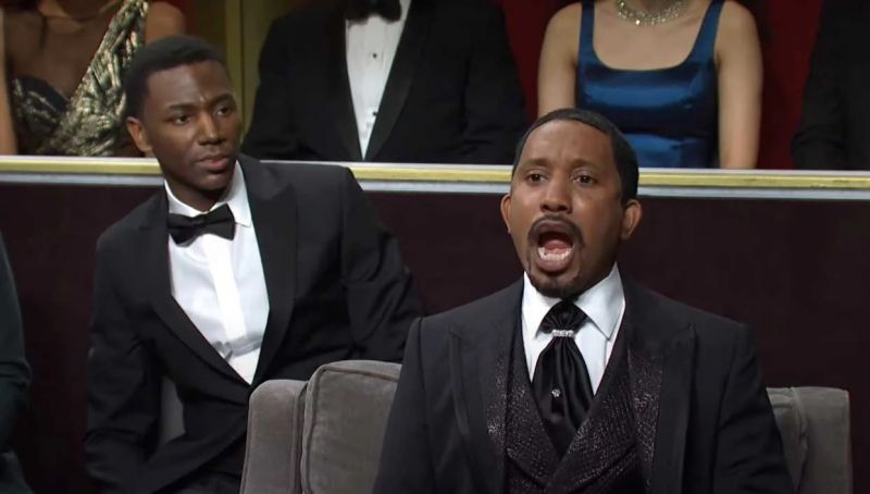Saturday Night Live parodiuje uderzenie Chrisa Rocka przez Willa Smitha
