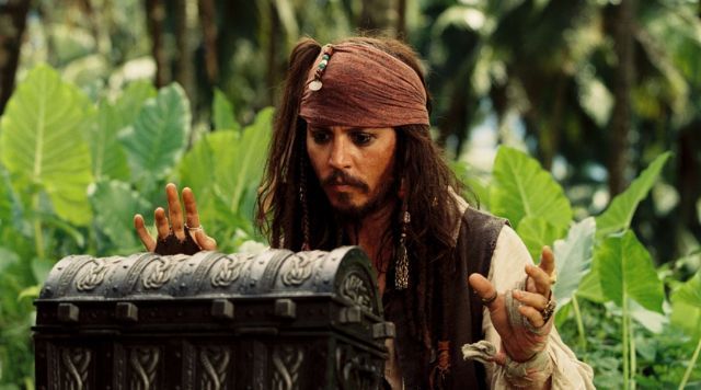 W filmie Piraci z Karaibów: Skrzynia umarlaka, krótka piosenka „I’ve Got A Jar Of Dirt” została całkowicie zaimprowizowana przez Johnny'ego Deppa. 