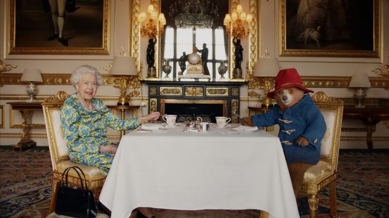 Królowa Elżbieta II w filmie z misiem Paddingtonem. To dopiero crossover!