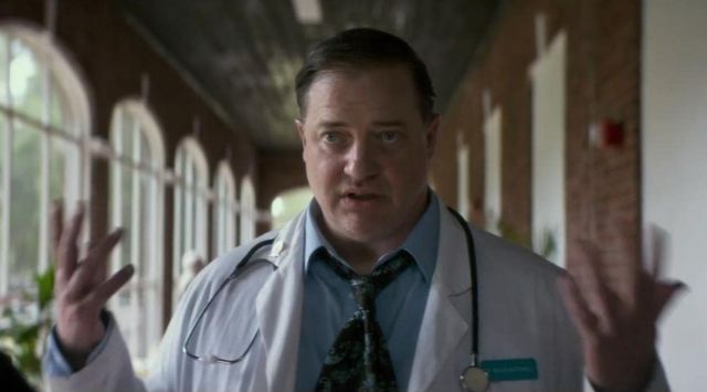Brendan Fraser jako Dr. Miles Mitchell w filmie Zatruta róża (2019). 