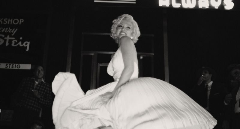 Blondynka - Ana de Armas zachwyca jako Marilyn Monroe. Pełny zwiastun i zdjęcia