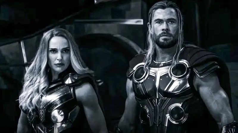 Thor: miłość i grom - Hemsworth i Portman w świecie cieni [ZWIASTUN]. Bale widział 1 film o Thorze