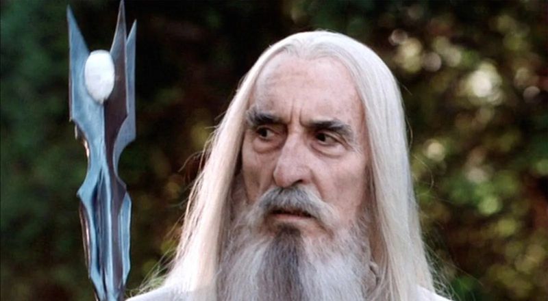 Christopher Lee wspominał, że czytał trylogię Władcy Pierścieni raz do roku. Widzowie krytykowali go za to, że zagrał w tym dla pieniędzy i tym samym prostytuuje swoją karierę i twórczość Tolkiena dla zysku. To było dla nich wytłumaczenie, dlaczego w tym bluźnierczym tworze zdecydował się zagrać Sarumana.