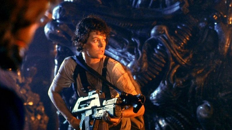 9. Ellen Ripley – Ridley Scott chciał, by bohaterka umarła w finale. Xenomorph miał odgryźć jej głowę, a potem udawać jej głos, by zostawić ostatnie nagranie przed napisami końcowymi. Producenci stwierdzili jednak, że to zbyt mroczne zakończenie, więc Ripley przeżyła, a Xenomorph umarł. 