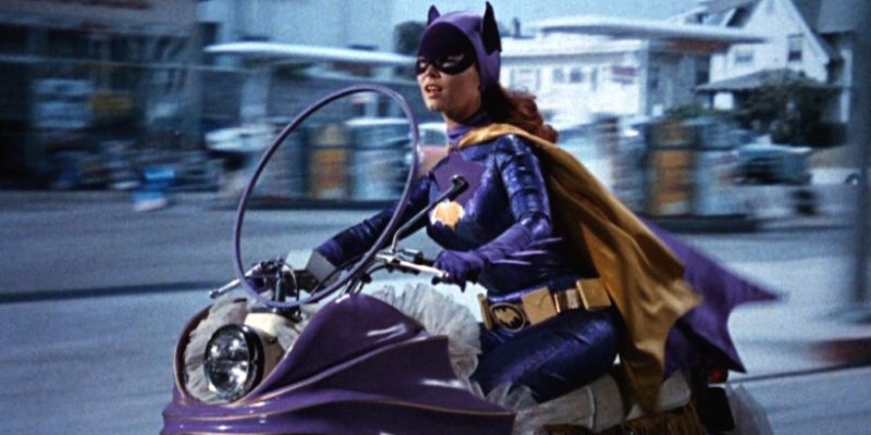 Batgirl - zdjęcia zza kulis anulowanego filmu. Superbohaterka przytula złoczyńcę i pozuje w mundurze policji Gotham