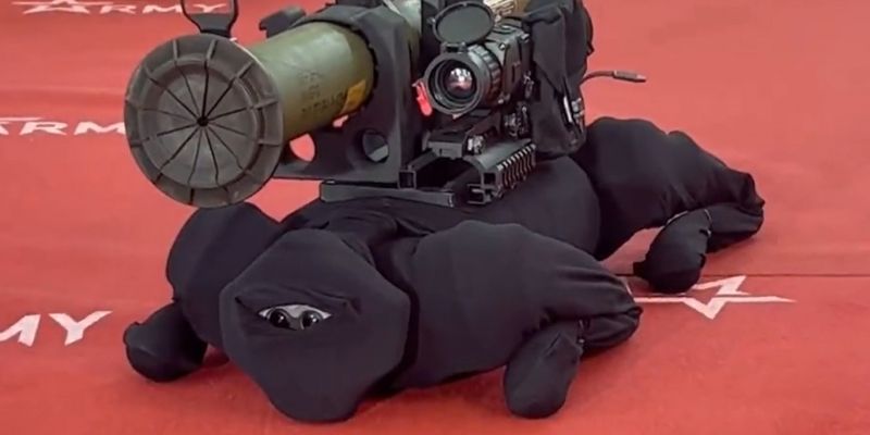Rosyjski robopies ninja z wyrzutnią rakiet na grzbiecie