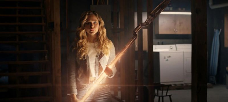 Stargirl - bohaterka na nowych zdjęciach promuje 3. sezon serialu The CW