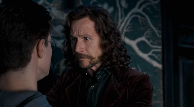 W filmie widzowie widzą natychmiastową reakcję Harry'ego na śmierć Syriusza, podczas gdy w książce szczegółowo został opisany długofalowy smutek po jego stracie. 