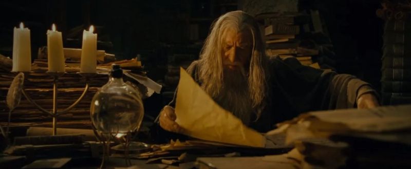 W filmie Gandalf pojechał tylko do Minas Tirith, aby dowiedzieć się więcej o Pierścieniu, który należał do Froda. W książce ta podróż miała na celu odnalezienie i schwytanie Golluma. W tym zadaniu pomógł mu Aragorn, który znalazł go i oddał pod opiekę leśnych elfów. Gandalf porzucił tę misję, ponieważ przypomniał sobie słowa Sarumana o napisie na Pierścieniu, dlatego udał się do Białego Miasta, gdzie odnalazł zwój Isildura. 