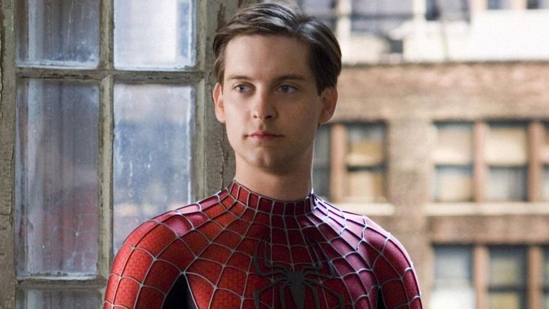 Tobey Maguire (Peter Parker/Spider-Man) - pojawia się ze sceną, w której opłakuje śmierć Wujka Bena.