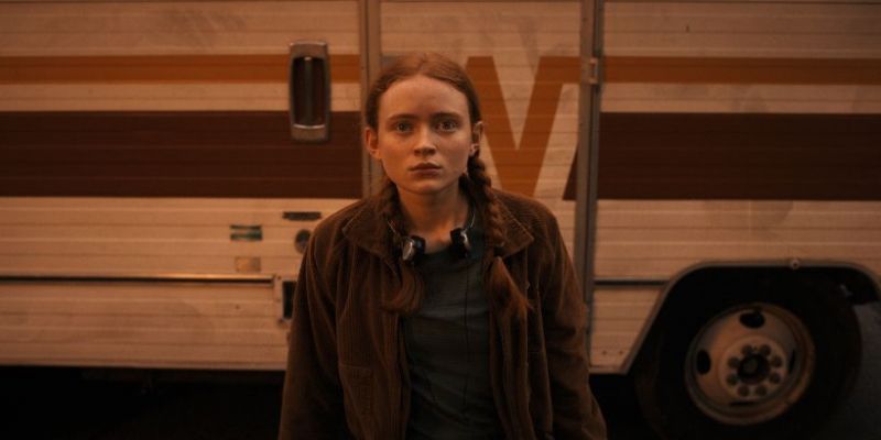 Sadie Sink, by dostać rolę w Stranger Things naciągnęła lekko prawdę w sprawie umiejętności jazdy na rolkach. „Chcieli dziewczynę, która ma doświadczenie w jeździe na deskorolce, a ja nie miałam żadnego. Zapytali mnie: Umiesz jeździć na rolkach? Odpowiedziałam: Jasne! Technicznie nie było to kłamstwem, ponieważ kiedyś jeździłam. W rzeczywistości nie robiłam tego od roku