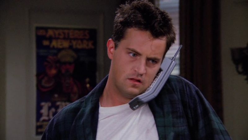 2x03 – Ten, w którym umarł gburowaty pan Heckles. W trakcie sprzątania mieszkania sąsiada okazuje się, że Chandler miał z nim wiele wspólnego. Bing panikuje, że umrze w samotności, ale później uświadamia sobie, że nie musi podążać śladami Hecklesa. Żartów tu co niemiara. 