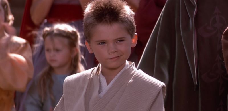 Gwiezdne wojny: część I – Mroczne widmo (1999) - Jake Lloyd: George Lucas zatrudnił Jake'a Lloyda do roli młodego Anakina Skywalkera w pierwszej części jego długo oczekiwanej trylogii prequeli. Lloyd miał zaledwie 9 lat i nie miał dużego doświadczenia aktorskiego na swoim koncie. Wielu zagorzałych fanów Gwiezdnych Wojen skrytykowało jego występ. Dodatkowo, jak przyznał w wywiadzie, dzieci w szkole znęcały się nad nim. W 2015 roku został aresztowany, spędził czas w zakładzie psychiatrycznym, a jego matka przyznała, że cierpiał na schizofrenię. To zdecydowanie przykład najczarniejszego scenariusza jak może się potoczyć szansa na karierę w Hollywood.