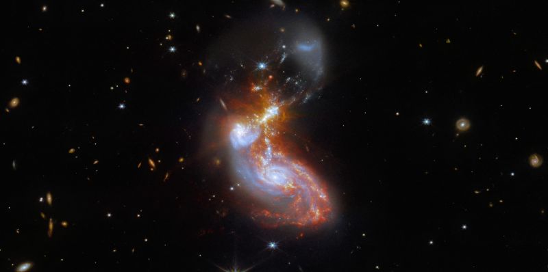 Teleskop Webba - oto zdjęcie miesiąca. Łączące się galaktyki ZW II 96 i ich przedziwny kształt
