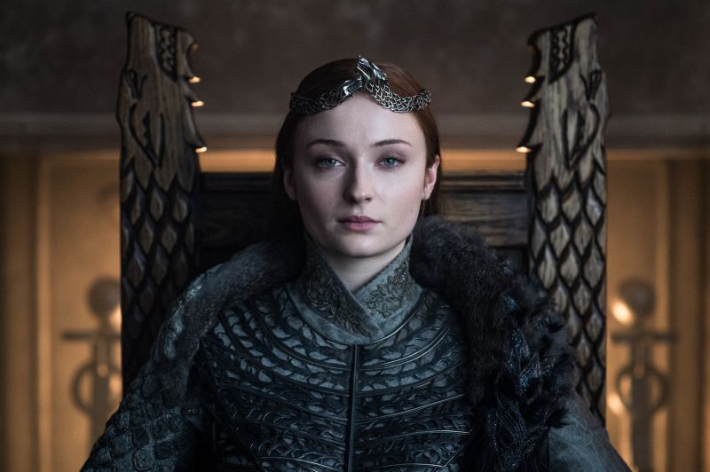 Sophie Turner – Gra o tron: Aktorka zażądała, aby jej bohaterka - Sansa Stark, została uśmiercona przed zakończeniem serialu. Taka śmierć przyniosłaby jej postaci chwałę i pamięć. 