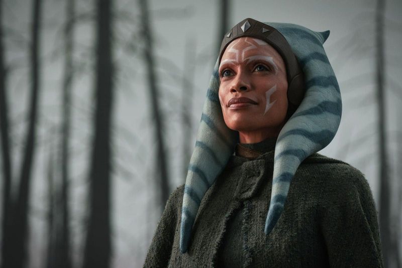 Ahsoka (Disney+) - aktorska wersja przygód jednej z bardziej lubianych postaci ze świata Gwiezdnych Wojen, która zdobywała serca fanów w serialowych animacjach. Uczennica Anakina Skywalkera wreszcie zatem ruszy na kolejną misję. - 2023