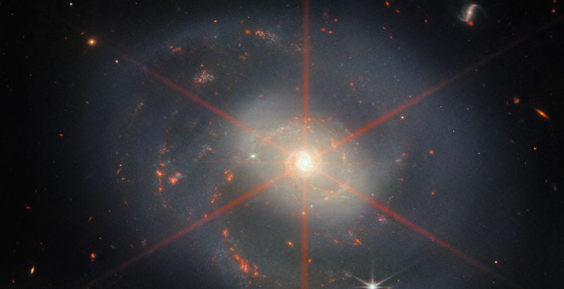 Teleskop Webba - nowe zdjęcie galaktyki NGC 7469. W jej jądrze odkryto coś, czego do tej pory nie widziano