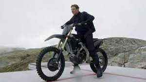 Mission: Impossible 7 - nowy plakat. Tom Cruise lata nad motocyklem