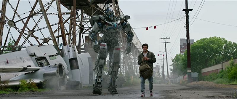 Transformers: Przebudzenie bestii - pełen akcji klip. Główny bohater spotyka Mirage